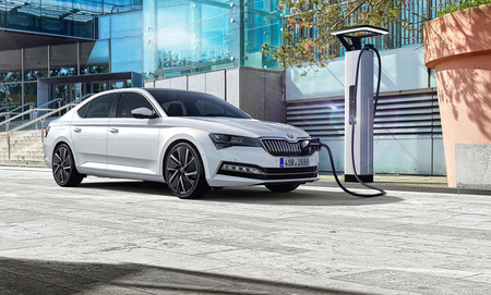 El Škoda Superb iV híbrido enchufable partirá de 39.950 euros con 55 km de autonomía y etiqueta CERO