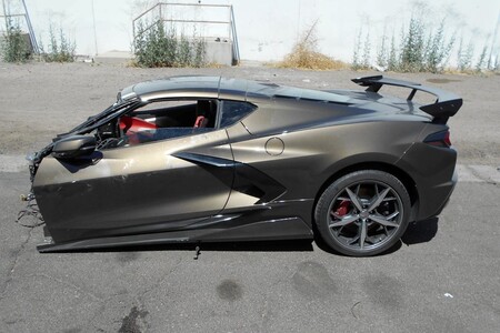 Un Chevrolet Corvette C8 partido en dos se encuentra a la venta en eBay con todo y V8 incluido