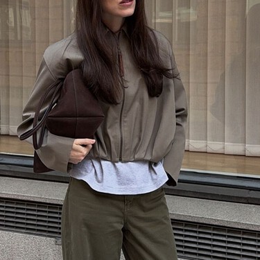 Adiós blazer, hola bomber: las mejores chaquetas en Mango, Zara y más con la silueta más buscada del otoño 2025