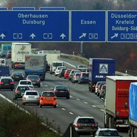 Alemania probará el transporte público gratuito en ciertas ciudades, pero no dejará que los fabricantes se relajen