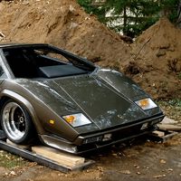 Un ingeniero decidió fabricar un Lamborghini Countach en su sótano. Tardó 17 años y al final tuvo que usar una excavadora para desenterrar su tesoro 