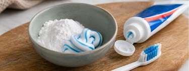 Mezclar pasta de dientes con bicarbonato: el truco casero que cada vez más gente utiliza para dejar los cristales como nuevos 