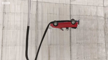 La nueva temporada de Top Gear inicia con un acto que ni Tom Cruise se atrevería a realizar