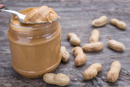 Los cacahuetes y la crema de cacahuetes pueden ayudar a prevenir la obesidad