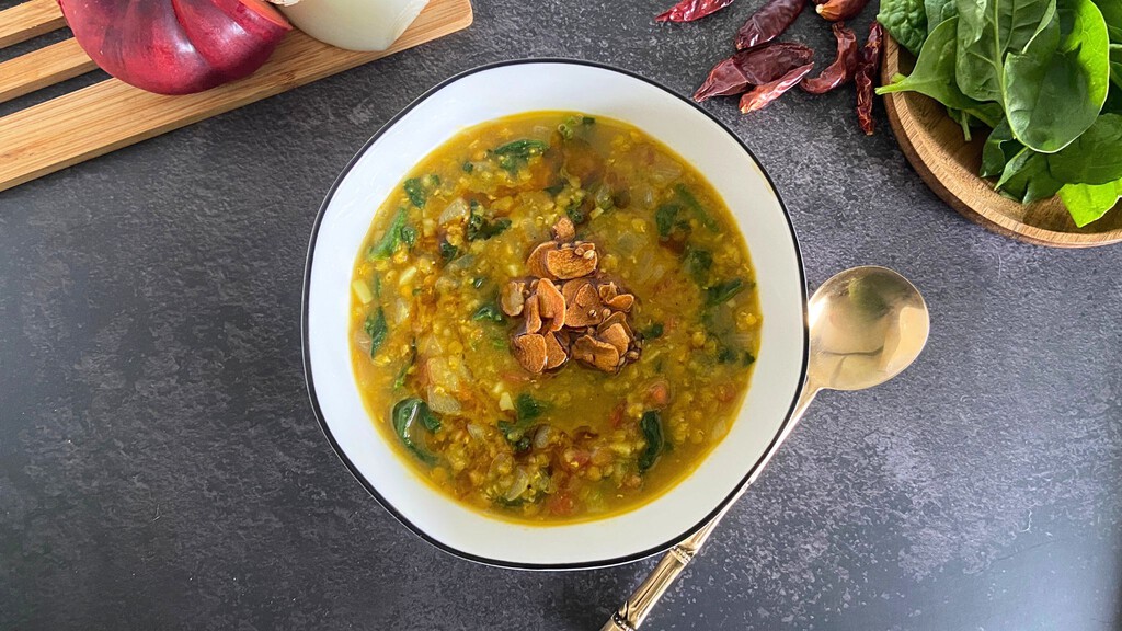Dal palak, el exquisito curry indio de lentejas rojas y espinacas
