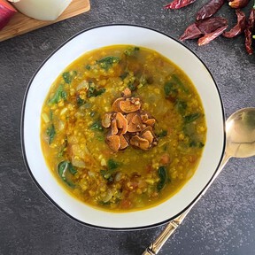 Dal palak, el exquisito curry indio de lentejas rojas y espinacas 