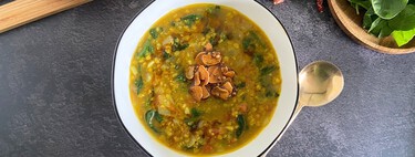 Dal palak, el exquisito curry indio de lentejas rojas y espinacas 