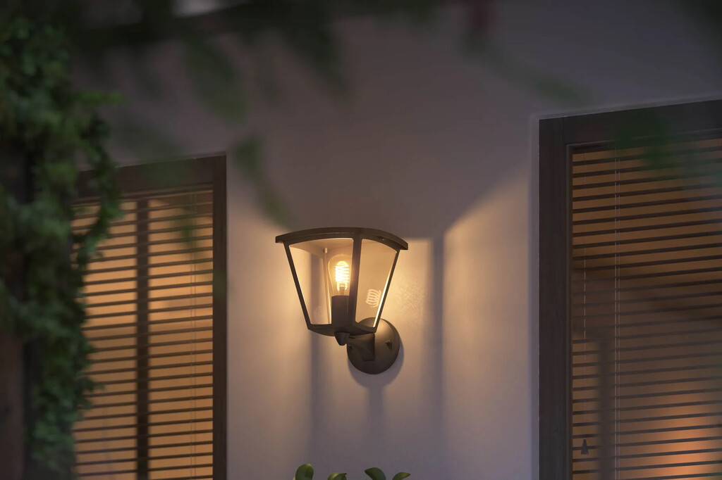 Philips presenta sus nuevas luces para los exteriores de la casa inteligente: iluminación indirecta con aire vintage