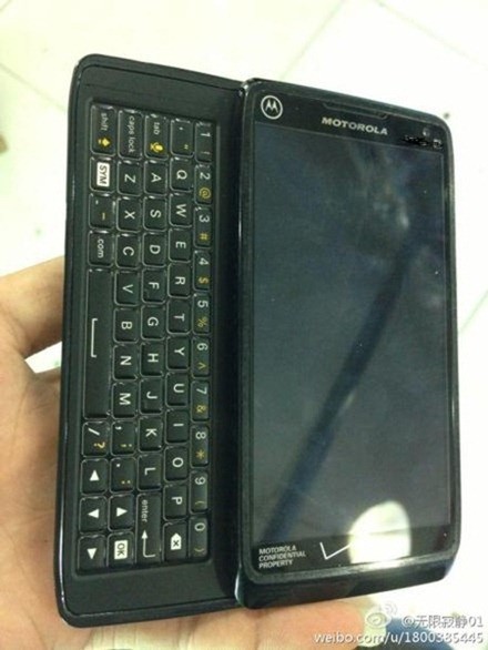 Un nuevo Motorola con teclado QWERTY aparece en escena, ¿Droid 5?