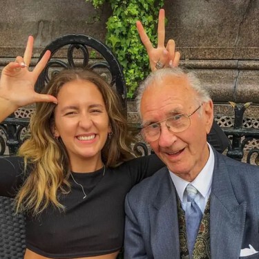 La historia de esta joven de 26 años y un anciano de 98 ha dado la vuelta al mundo: cuando la amistad no tiene edad