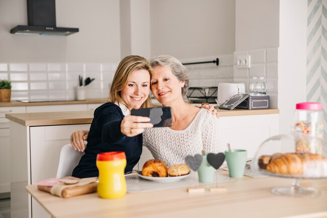 Imagen de una madre y una hija en la cocina
