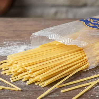 Deja de abrir el paquete de espagueti por arriba: este es el truco que usan los italianos para que no se desparrame ni se humedezca