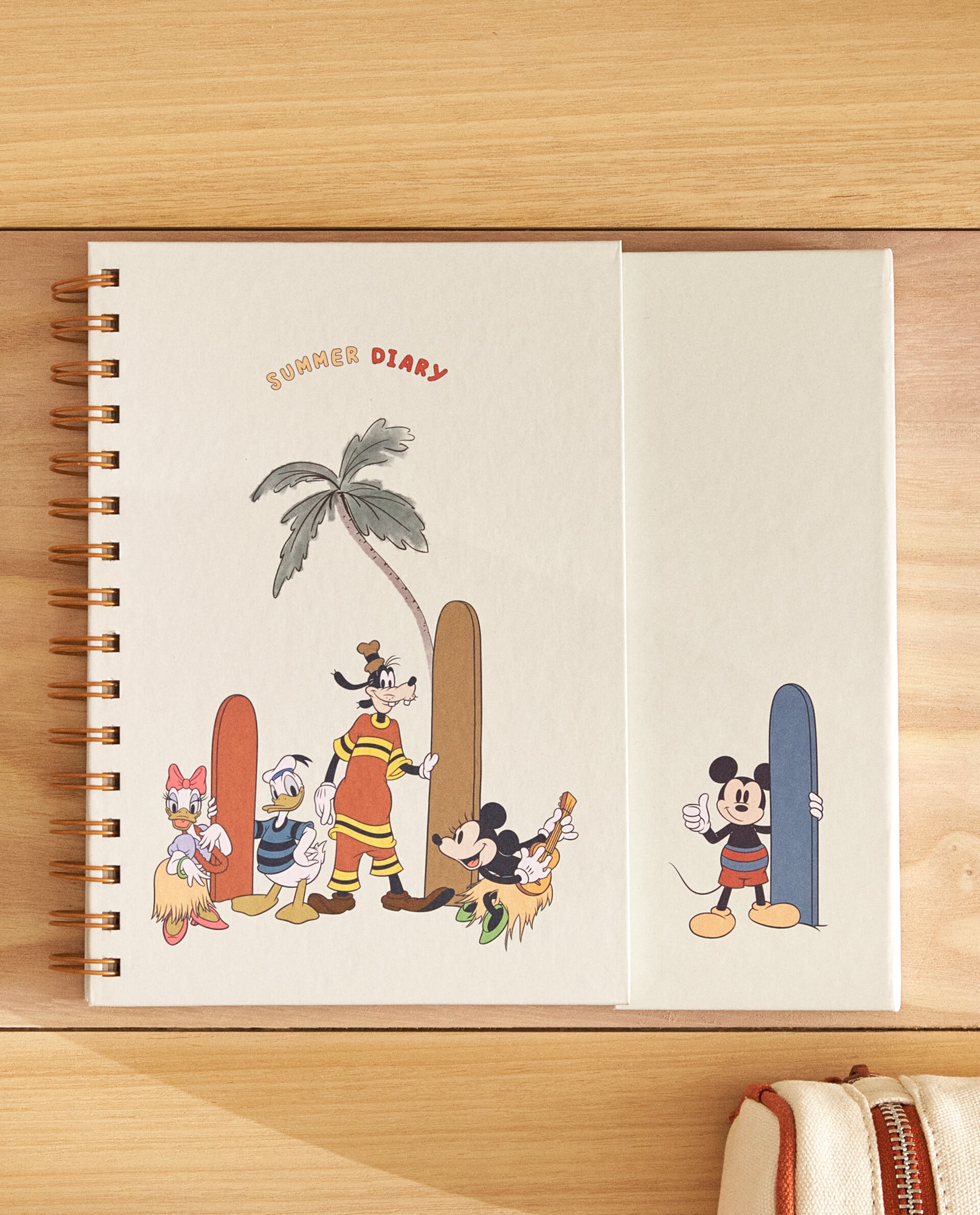 Set de dos carpetas con gomas elásticas y diseño estampado de los personajes