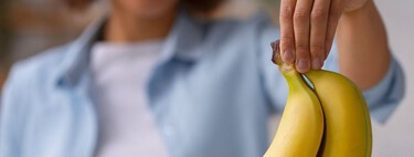 Si tus plátanos se ponen negros muy rápido: este truco con papel aluminio sí ayuda a que duren más
