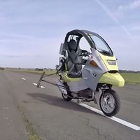 La conducción autónoma llegará a las motos: esta BMW C1 ya sabe moverse sola, adelantar y comunicarse 