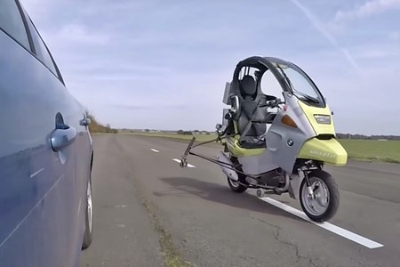 La conducción autónoma llegará a las motos: esta BMW C1 ya sabe moverse sola, adelantar y comunicarse