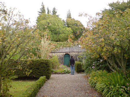 Alkar, todo pensativo, en el jardín amurallado de Dunvegan
