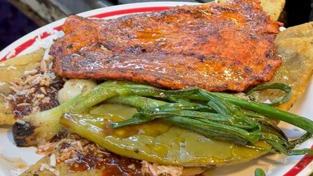 Este es el local en un mercado de CDMX donde tienen un paquete de huaraches con costilla en 120 pesos 