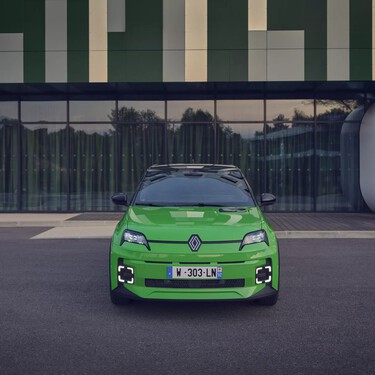 “Nunca me han mirado tanto por la calle”: 4 propietarios de Renault 5 E-Tech eléctrico nos cuentan su experiencia después de un año al volante