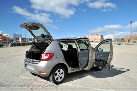 Dacia Sandero puertas abiertas