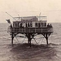 Se movía por el agua, tenía flotadores y botes salvavidas. En el siglo XIX alguien inventó el tren más extraño de la historia. Para sorpresa de nadie fracasó