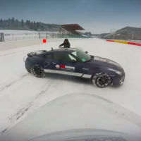 Este es el vídeo de un Nissan GT-R y un snowboarder en Spa-Francorchamps que querías ver hoy