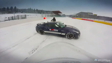 Este es el vídeo de un Nissan GT-R y un snowboarder en Spa-Francorchamps que querías ver hoy