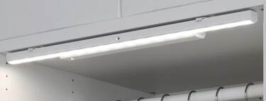 Esta lámpara de IKEA sin cables es ideal para iluminar armarios y despensas. Lo mejor es que funciona con sensor de proximidad