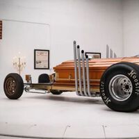 Este coche es un ataúd con un enorme motor V8. Piénsalo, quedaría de muerte en tu garaje 