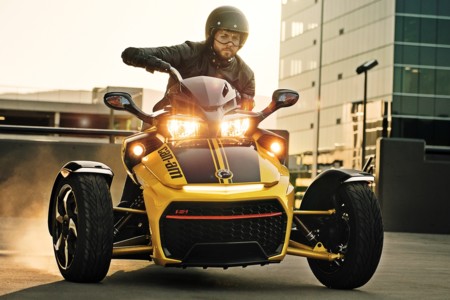 ¿Que los triciclos son juguetes para niños? Anda, echa un vistazo a la gama Can-Am Spyder 2017