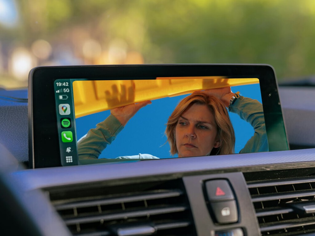 La función que envidiábamos de los coches más modernos asoma en iOS 26.4. El código confirma que Apple trabaja en llevar sus series a CarPlay 