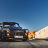 Tienes que estar muy seguro para picarte en un semáforo contra este Trabant