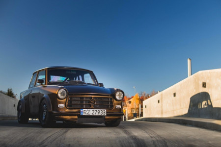 Tienes que estar muy seguro para picarte en un semáforo contra este Trabant