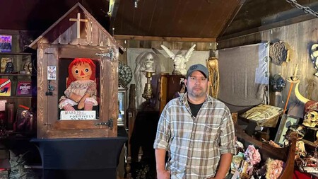 Dan Rivera con Annabelle