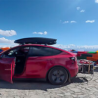 Se fue de aventura al medio de la nada con su Tesla Model Y. Para no quedarse tirado y llegar al Everest se llevó un generador a cuestas