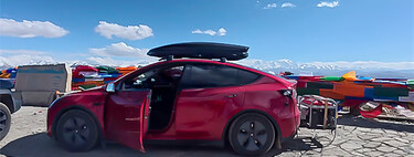 Se fue de aventura al medio de la nada con su Tesla Model Y. Para no quedarse tirado y llegar al Everest se llevó un generador a cuestas