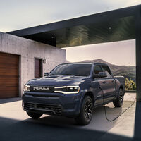 Hay guerra en las pick-up eléctricas: la RAM 1500 quiere batir a Ford con una batería descomunal