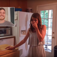 El sorprendente momento en el que un hombre le anuncia a su mujer que la vasectomía falló y que tendrán su cuarto hijo