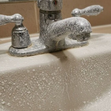 Cómo quitar las marcas de agua seca del lavabo con una mezcla que es una maravilla