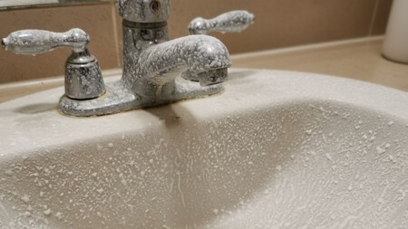 Cómo quitar las marcas de agua seca del lavabo con una mezcla que es una maravilla