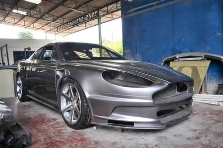 Replica de Aston Martin DB9 sobre Opel Calibra
