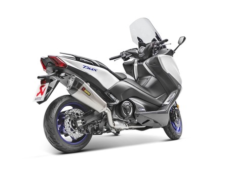 Tal para cual, Akrapovič ya tiene listos los nuevos escapes de titanio y carbono para el Yamaha TMAX
