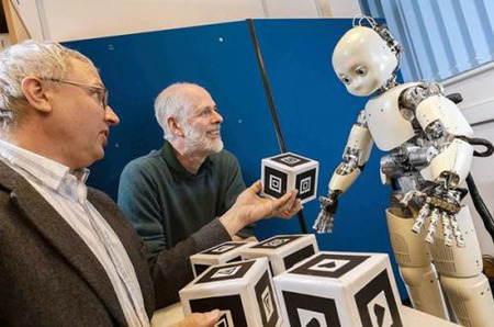 DeeChee, un robot que aprende a hablar como los bebés