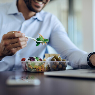 Si siempre hay cola para usar el microondas de la oficina, esta fiambrera eléctrica en oferta es la solución para evitarla