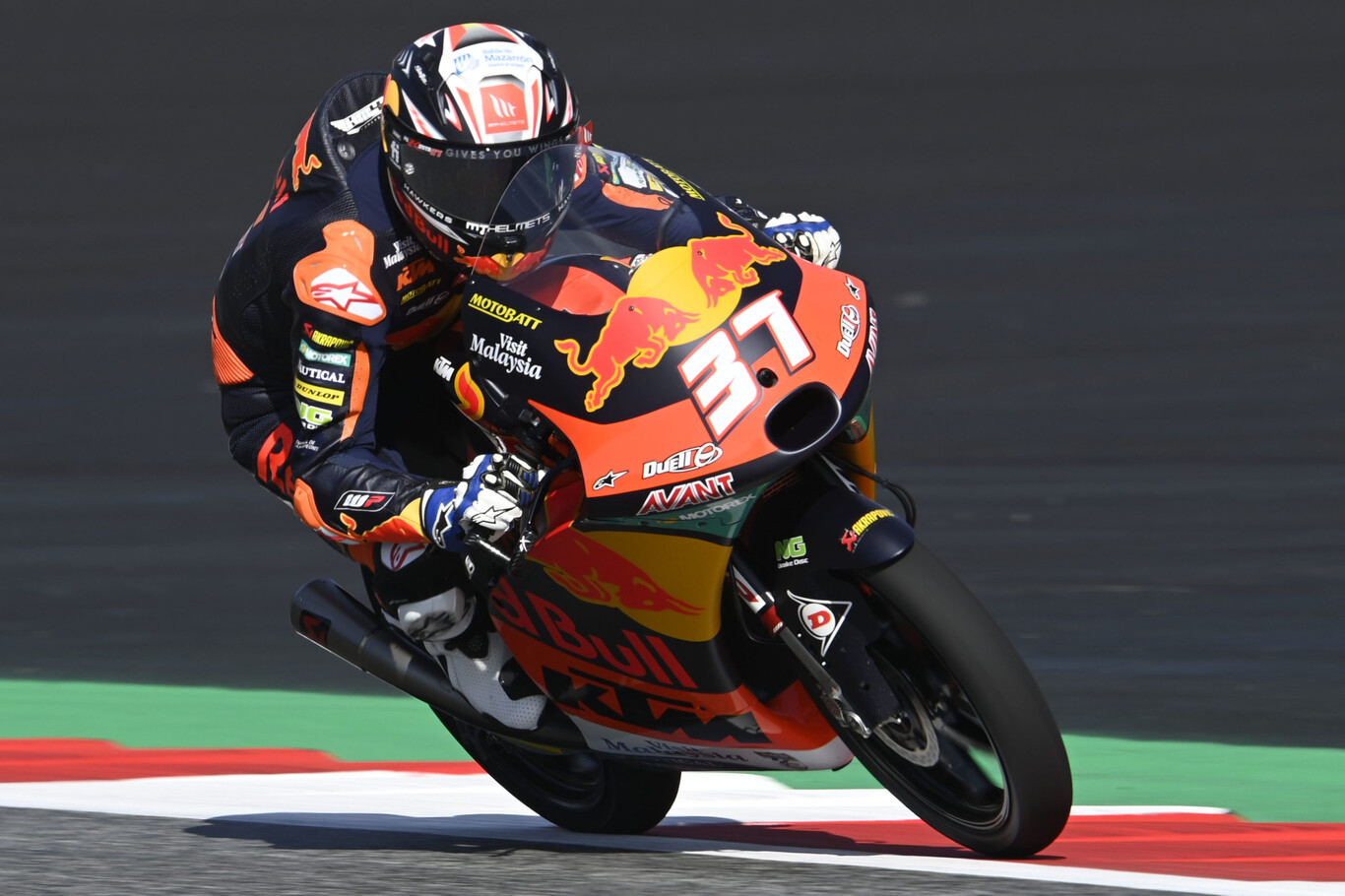 ¡Qué duelo! Pedro Acosta da un mazazo en el mundial ganándole a Sergio García bajo la lluvia