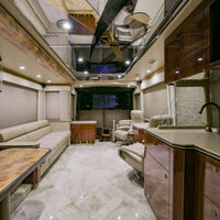 Esta autocaravana de medio millón de dólares es tan excesiva que hasta tiene una habitación en el 'sótano'