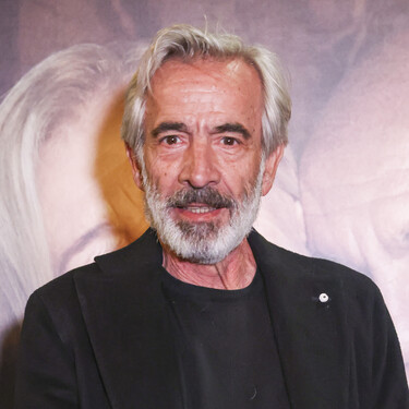 Imanol Arias, 70 años: "Mi madre salió con 14 años de Riaño, León, a servir, para sacarnos adelante. Luego volvió en un Mercedes como la madre de Imanol Arias y eso me enorgullece"
