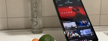 Quiero ver la tele mientras guiso, pero mi cocina es pequeña. Así he aprovechado una vieja tableta con Android 