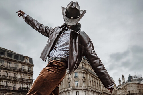 Los Hombres Con Mas Estilo De Paris Adoptan El Cowboy Core Y Cambian Las Zapatillas Por Las Botas Vaqueras Esta Temporada