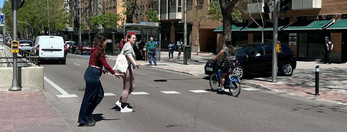 Pavimento que filtra la lluvia y frena el calor extremo: las alternativas al asfalto que ya manejan las ciudades españolas